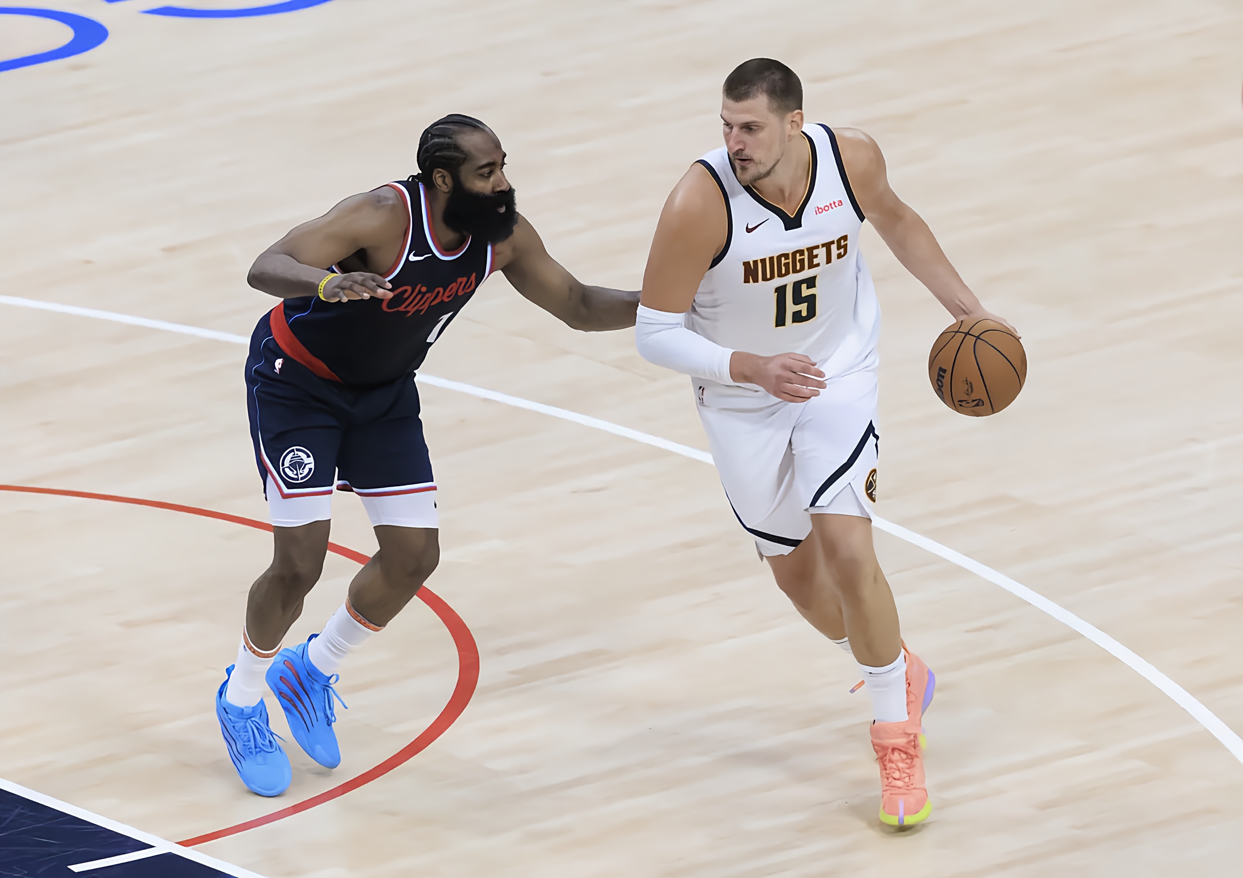 爱游戏官网-今晚体能课后；洛杉矶快船远射贴柱备战NBA季后赛；压力陡增；年轻球员得到机会的简单介绍