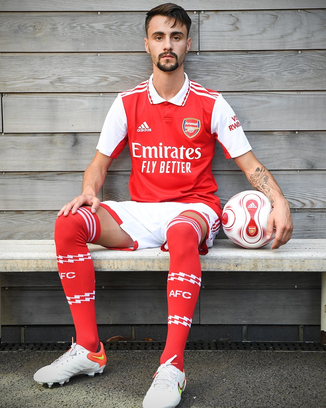 ayx-英超赛程吃紧，塞维利亚冲刺阶段复出首秀，质疑声仍在，团队化学反应显著的简单介绍