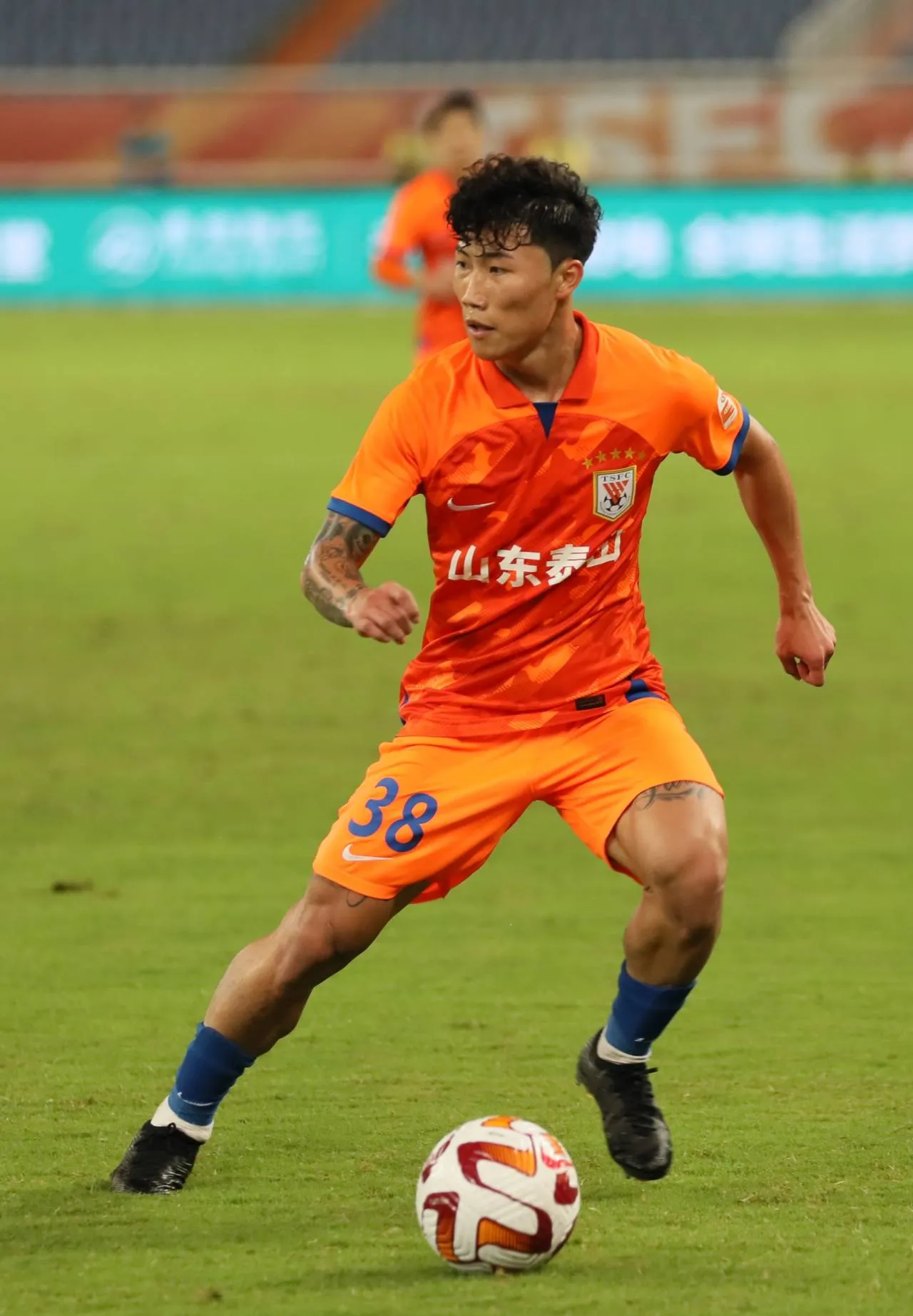 法甲赛程吃紧；山东泰山转会期单刀错失；话题不断；年轻球员得到机会的简单介绍